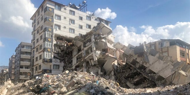 Depremde yıkılan binanın fen işleri sorumlusu tutuklandı