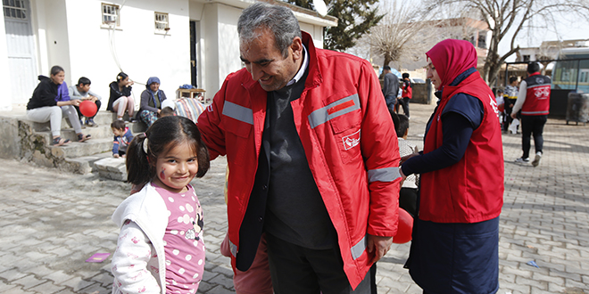 Depremde 20 yakınını kaybeden müdür depremzedeler için mesaide