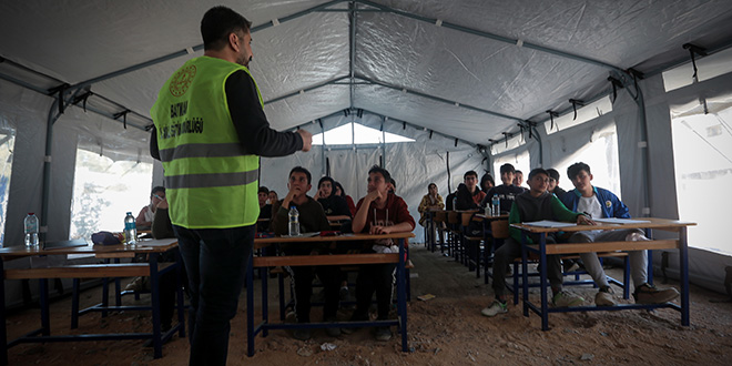 Gönüllü öğretmenler sınavlara hazırlanan öğrenciler için seferber oldu