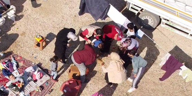 Boğazına yiyecek kaçan depremzede bebeği, gönüllü öğretmenin müdahalesi kurtardı