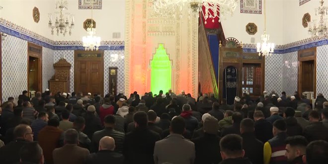Diyanet İşleri Başkanı Erbaş sabah namazında depremzedelerle buluştu