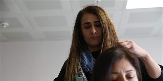 Adana'da gönüllü usta öğreticiler depremzedelere kuaförlük hizmeti veriyor