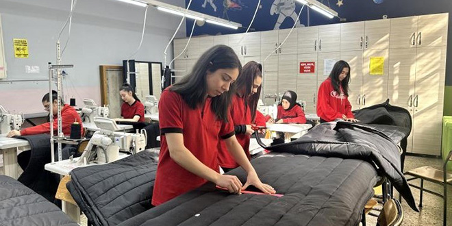 Lise öğrencileri kolları sıvadı, depremzedeler için soğuğa dayanıklı uyku tulumu dikiyor