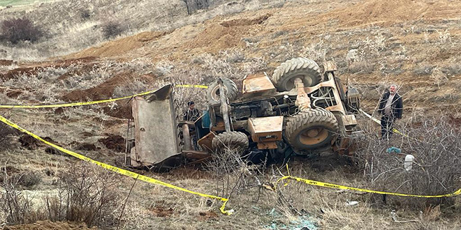 Engebeli arazide devrilen kepçenin operatörü öldü