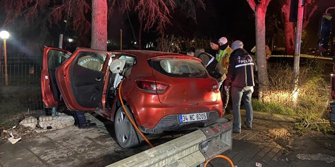 17 yaşındaki sürücü önce refüje ardından ağaca çarptı: 1 ölü, 5 yaralı