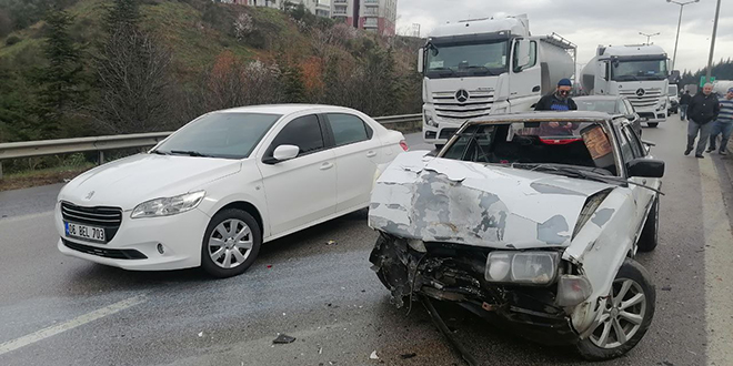 Anadolu Otoyolu'nda 23 aracın karıştığı 7 ayrı zincirleme kaza: 11 yaralı