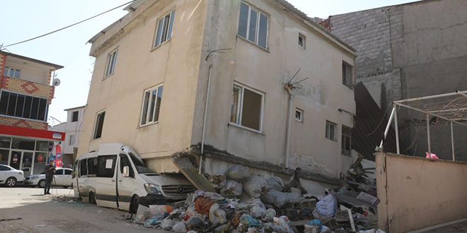 Depremde binanın yıkılmasını minibüs önledi