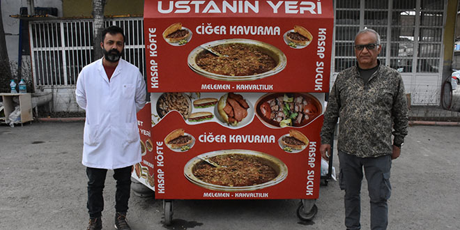 Ev ve iş yerleri yıkılan iş insanı, oğluyla seyyar satış yaparak hayata tutunuyor