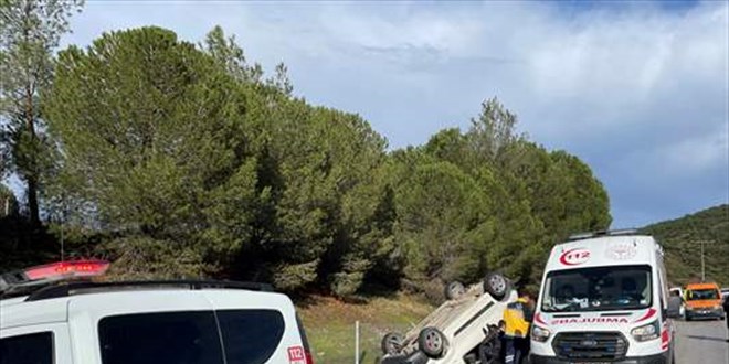 İzmir'de polisten kaçan aracın kaza yapması sonucu 2 kişi öldü