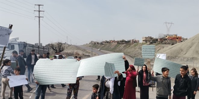 Şırnak'ta bir köyün sakinleri trafik kazalarını protesto için yol kapatma eylemi yaptı