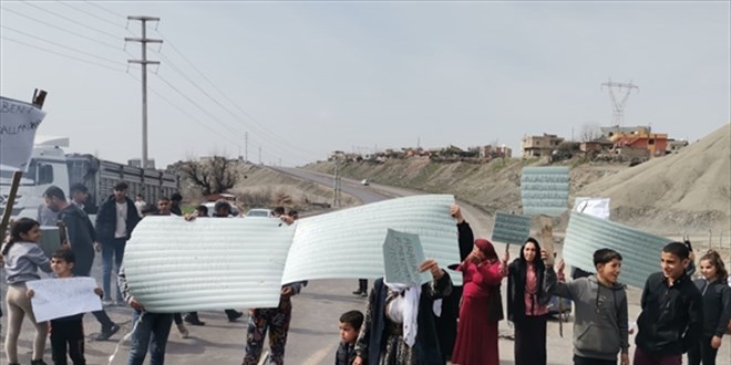 rnak'ta bir kyn sakinleri trafik kazalarn protesto iin yol kapatma eylemi yapt