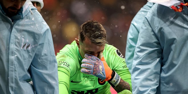 Galatasaray teknik heyetinden Muslera kararı