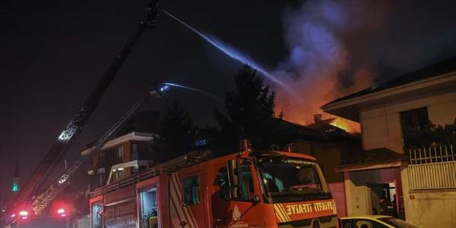 Üsküdar'da iki katlı binada çıkan yangın söndürüldü