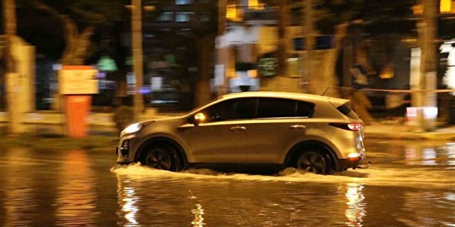 Depremin vurduğu İskenderun'da deniz taştı caddeler göle döndü