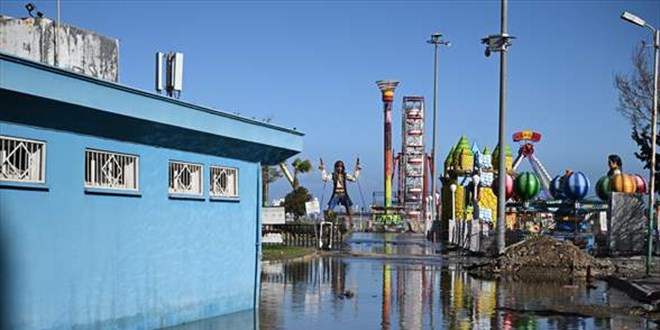 İskenderun'da lodosta yükselen deniz suyu çekilmeye başladı