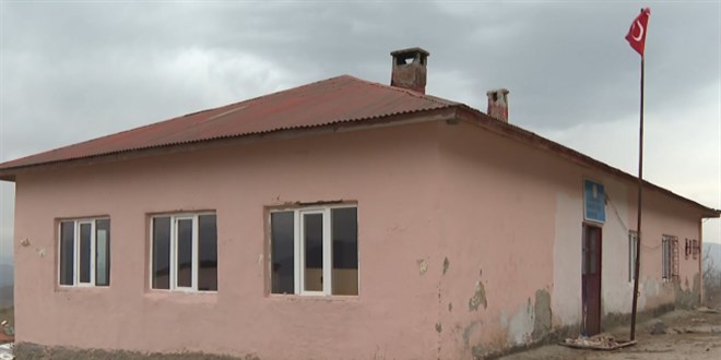 Elbistan'da son 2 öğrencisi de depremde can veren ilkokul kapandı
