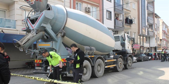 Kızını kurtardı, kendisi beton mikserinin altında can verdi