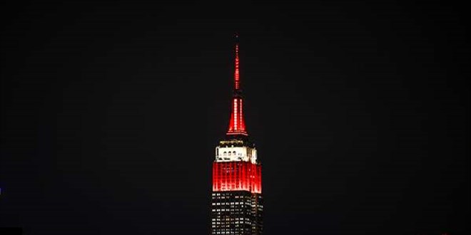 New York'ta Empire State binası depremzedeler için kırmızı beyaz renklerle ışıklandırıldı