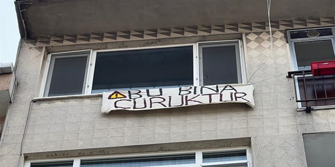 'Bu bina çürüktür' pankartı asıp, kiracısı olduğu daireyi boşalttı
