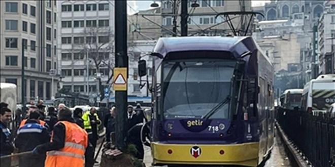 Fatih'te aynı yerde iki tramvay raydan çıktı