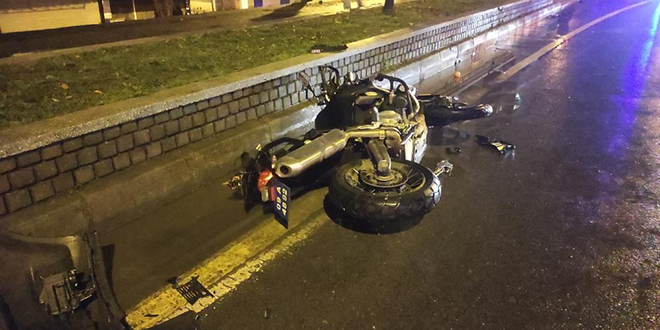 Motosikletli polis timi otomobille çarpıştı: 2 polis yaralı