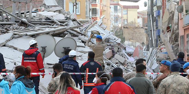 Malatya'da ağır hasarlı 5 katlı bina çöktü