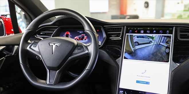 Sürüş esnasında direksiyonu çıkan Tesla'ya soruşturma