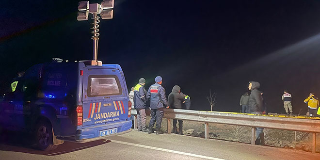 Şarampole devrilen kamyonda 7 kişi hayatını kaybetti
