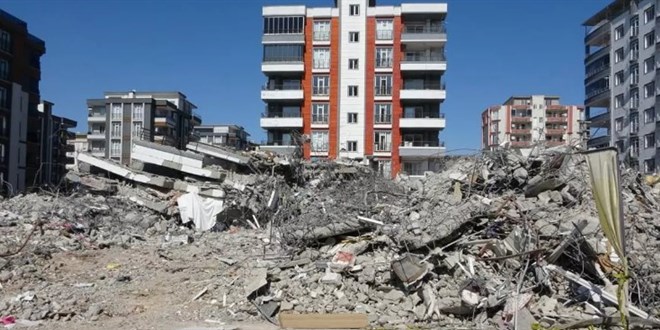 Depremlerde bir kısmı yıkılan bina Adıyaman depreminde çöktü