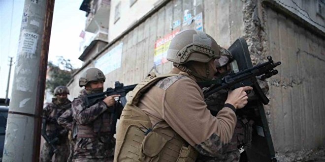 110 polisle şafak vakti PKK operasyonu: Evlere 'koçbaşı' kullanılarak girildi