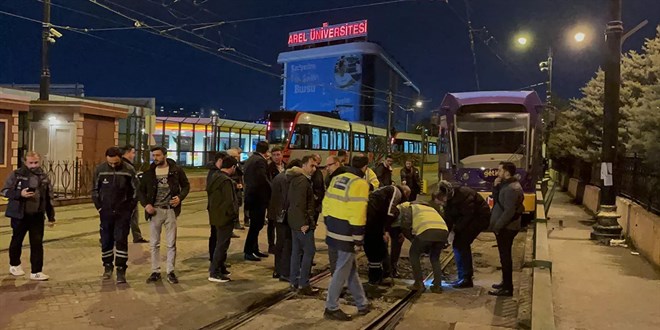 İstanbul Cevizlibağ'da tramvay raydan çıktı