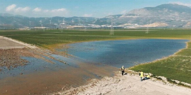 Deprem tarlayı göle çevirdi
