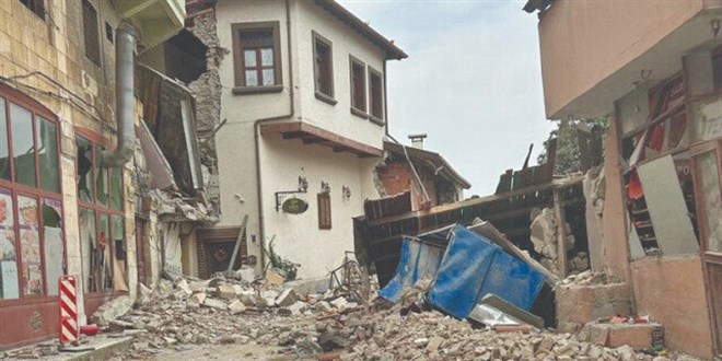 Burada tarih de enkaz altında