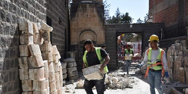 anlurfa'da depremde hasar gren tarihi camiler onarlyor