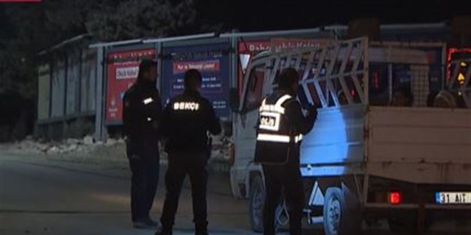Boşaltılan evler onlara emanet: Polis ve bekçiler gece karanlığında enkaz nöbetinde