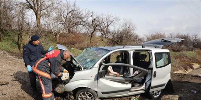 Malatya'da kamyonet beton menfeze çarptı, 2 kişi öldü, 3 kişi yaralandı