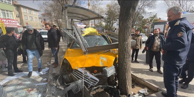 Ankara'da taksi durağa daldı: Yaralılar var