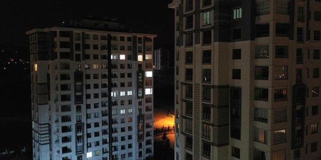 Deprem anında boşaltılan evlerin ışıkları hala yanıyor