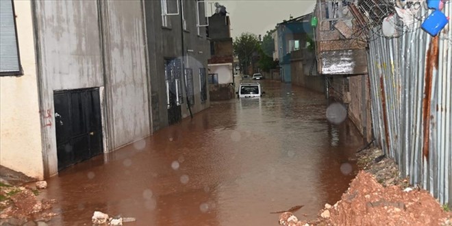 Şanlıurfa'da sağanak su baskınlarına neden oldu