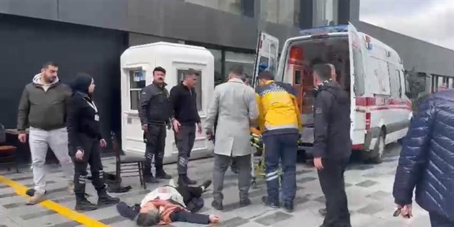 Bir gün evli kalan çiftin boşanma davası kanlı bitti: 2 yaralı