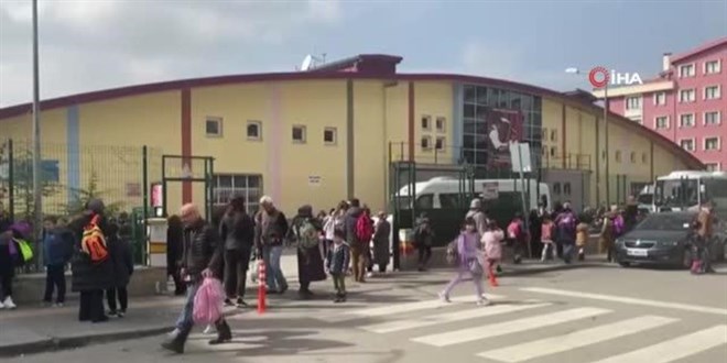 Sinir krizi geçiren şahıs ilkokuldaki 20 kişiyi rehin aldı
