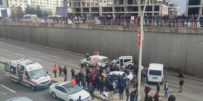 Diyarbakır'da 4 aracın karıştığı kazada 2'si ağır 3 kişi yaralandı