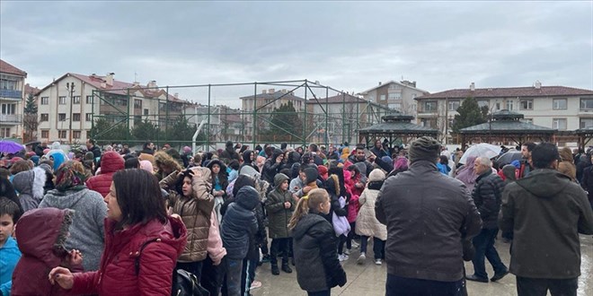 Bolu'da evlerine giremeyenler camilerde kalabilecek