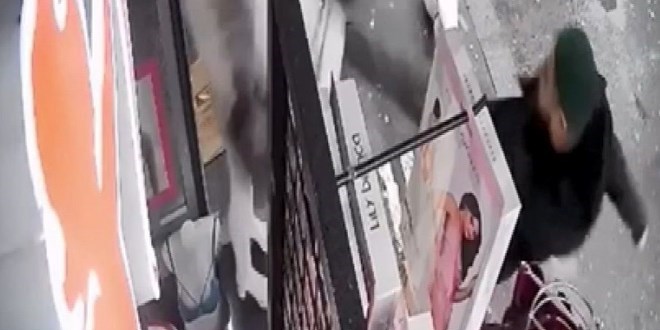 İç çamaşırı mağazasının önünde sergilenen cansız mankene saldırı
