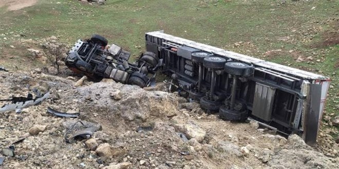 Mardin'de pikap ile tır çarpıştı: 1 ölü, 7 yaralı