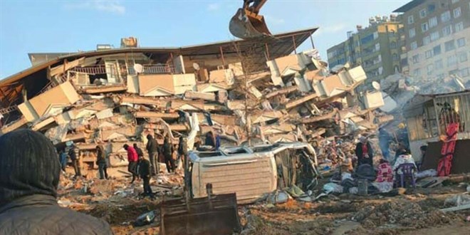 Enkazda evinin anahtarını bulan öğretmen gözyaşlarına boğuldu