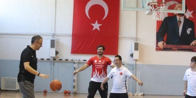 Bakan Kasapoğlu, down sendromlu milli sporcularla basketbol oynadı