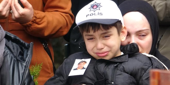 Babasının cenaze törenine polis şapkasını takarak katıldı