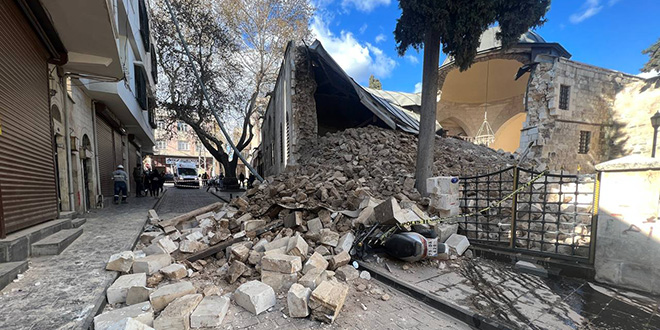 Depremde ağır hasar gören tarihi cami kendiliğinden yıkıldı