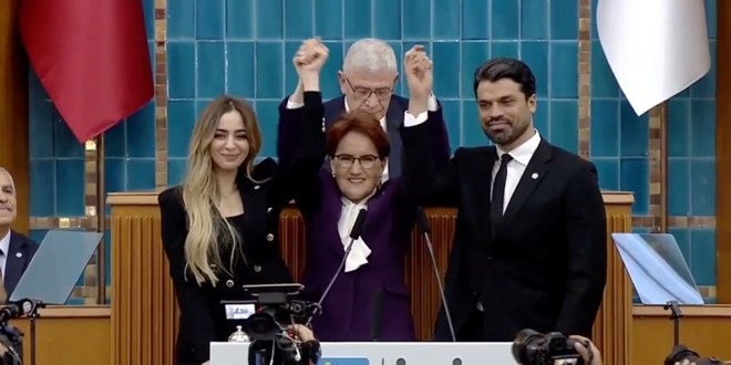 Akşener, Gökhan Zan'a rozetini taktı